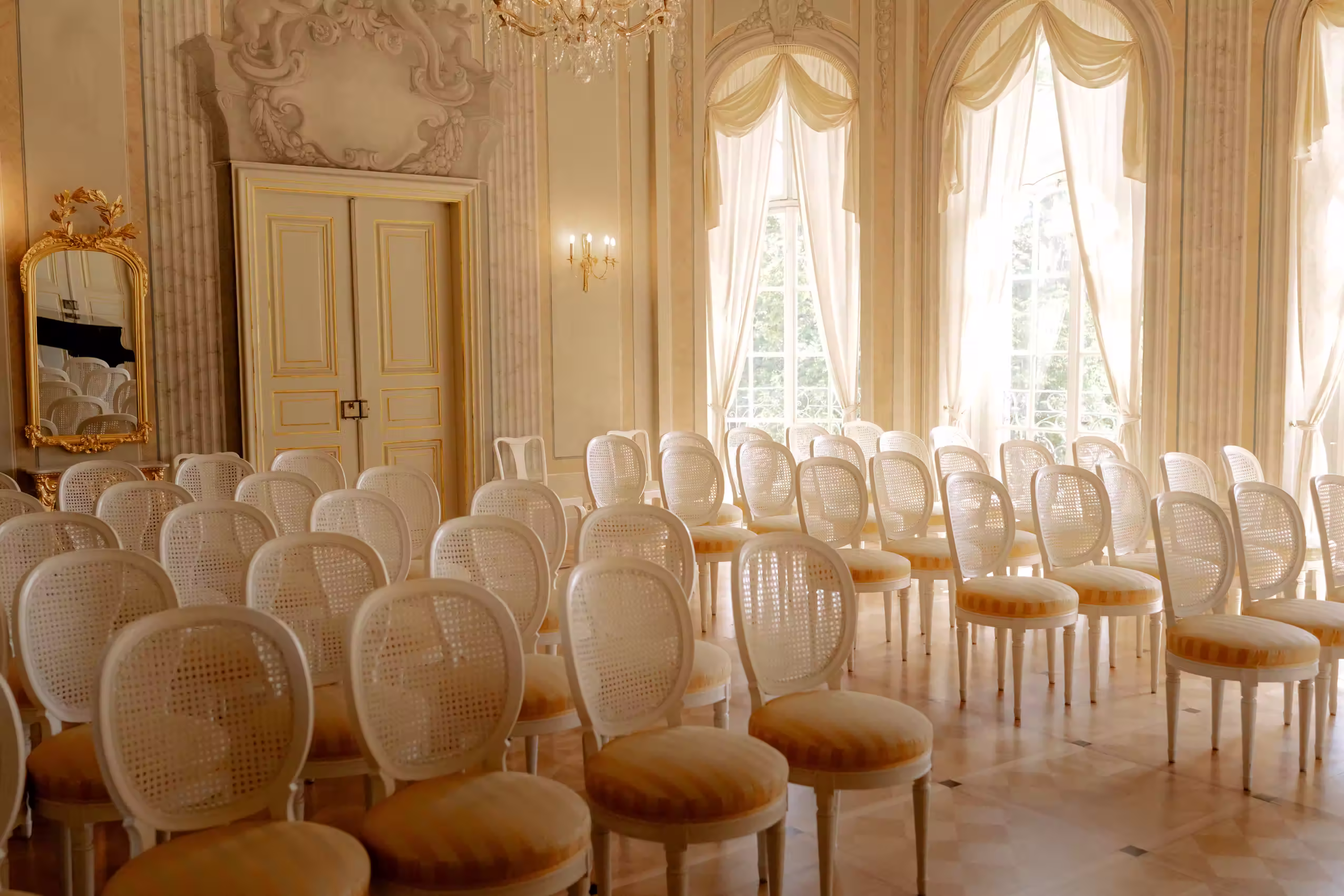 Eleganter Raum mit weißen Stühlen