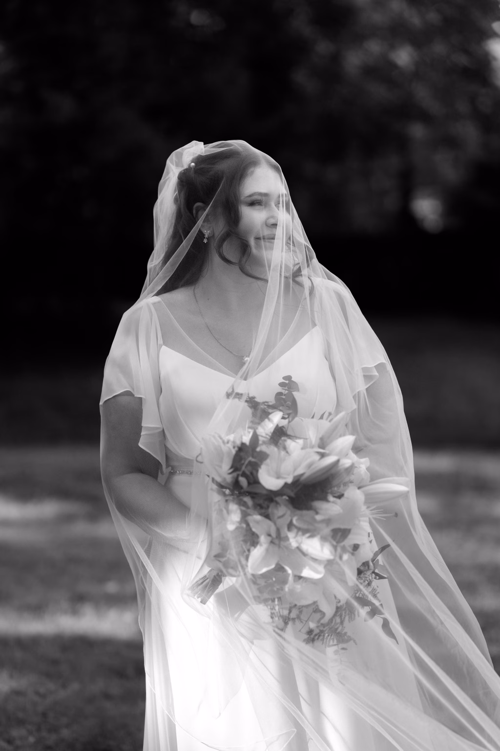 Einzelbild der Braut mit dem Schleier über dem Kopf