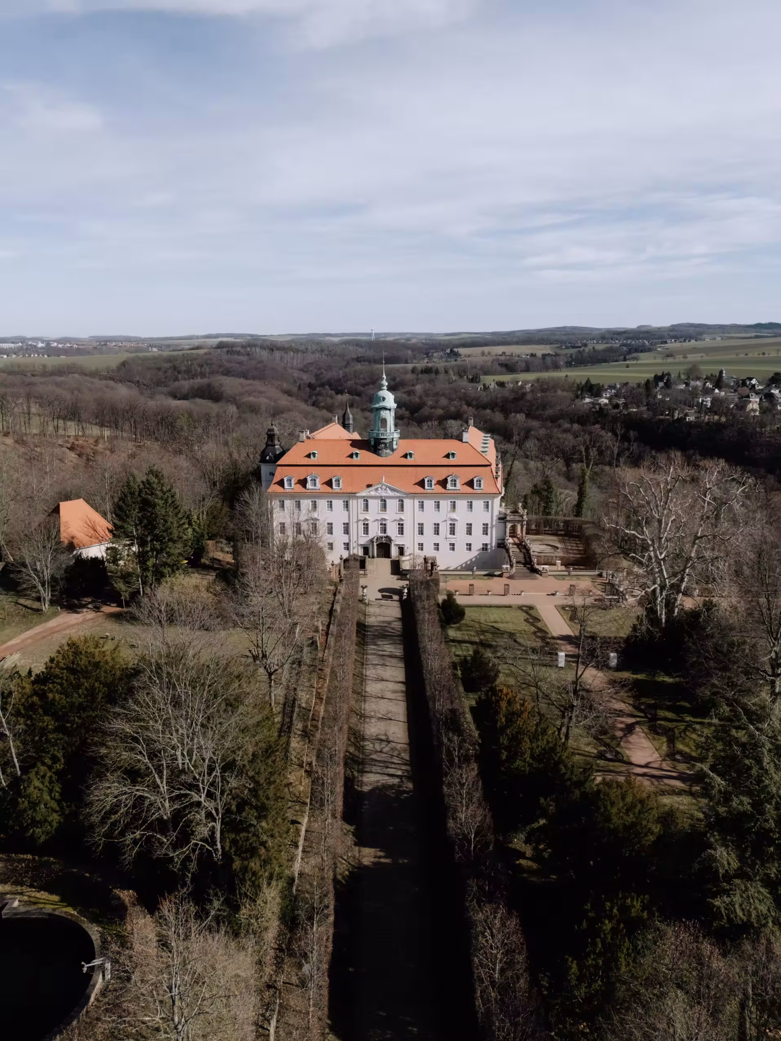 Schloss mit roten Dächern und Landschaft